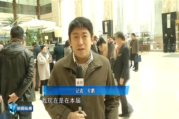 出席城阳区政协六届二次会议的委员向大会报到